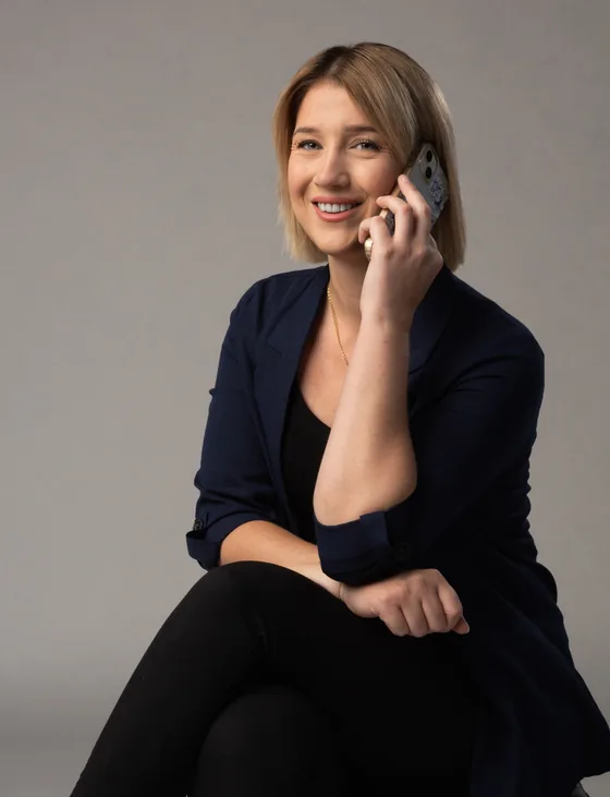 Monika sitzt entspannt und f&uuml;hrt ein Telefongespr&auml;ch