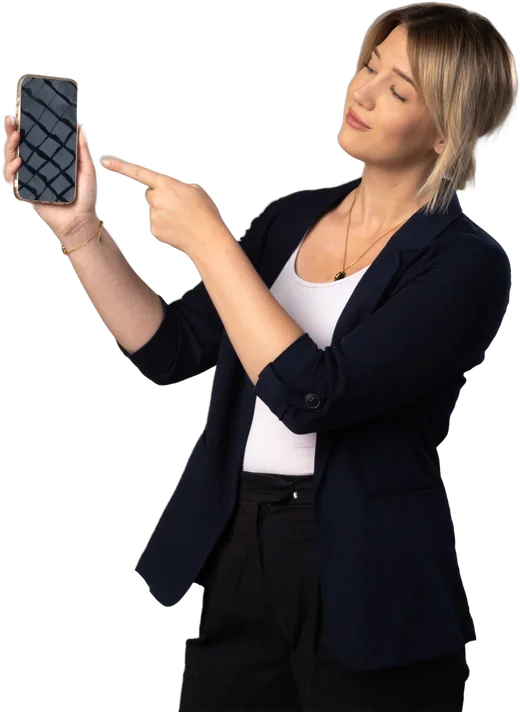 Monika zeigt auf ein Smartphone